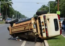 carro capota na Avenida Juscelino Kubitschek