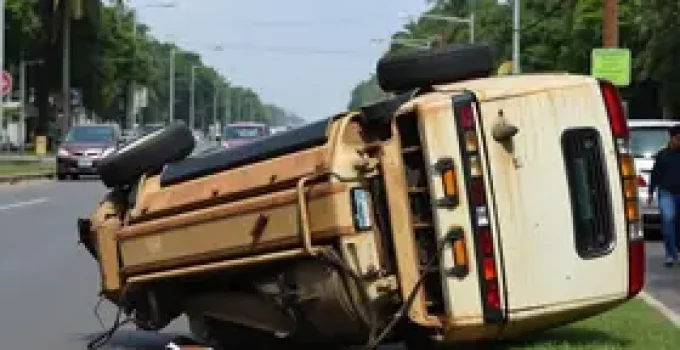 carro capota na Avenida Juscelino Kubitschek