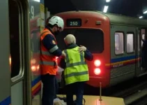mulher resgatada entre trem e plataforma